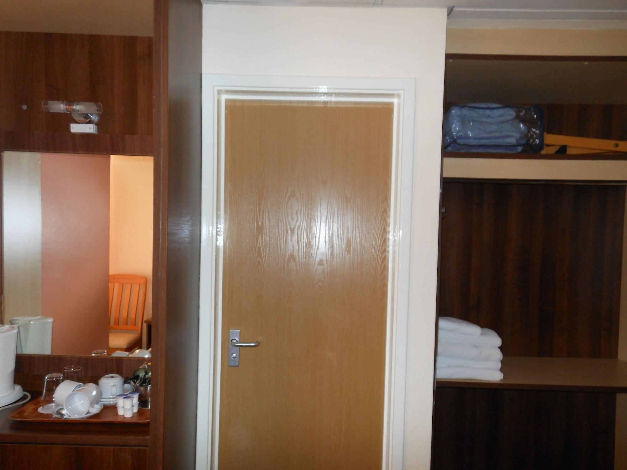The Gatwick White House Hotel Horley Bagian luar foto