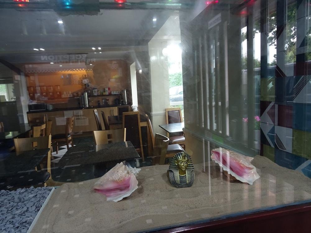 The Gatwick White House Hotel Horley Bagian luar foto
