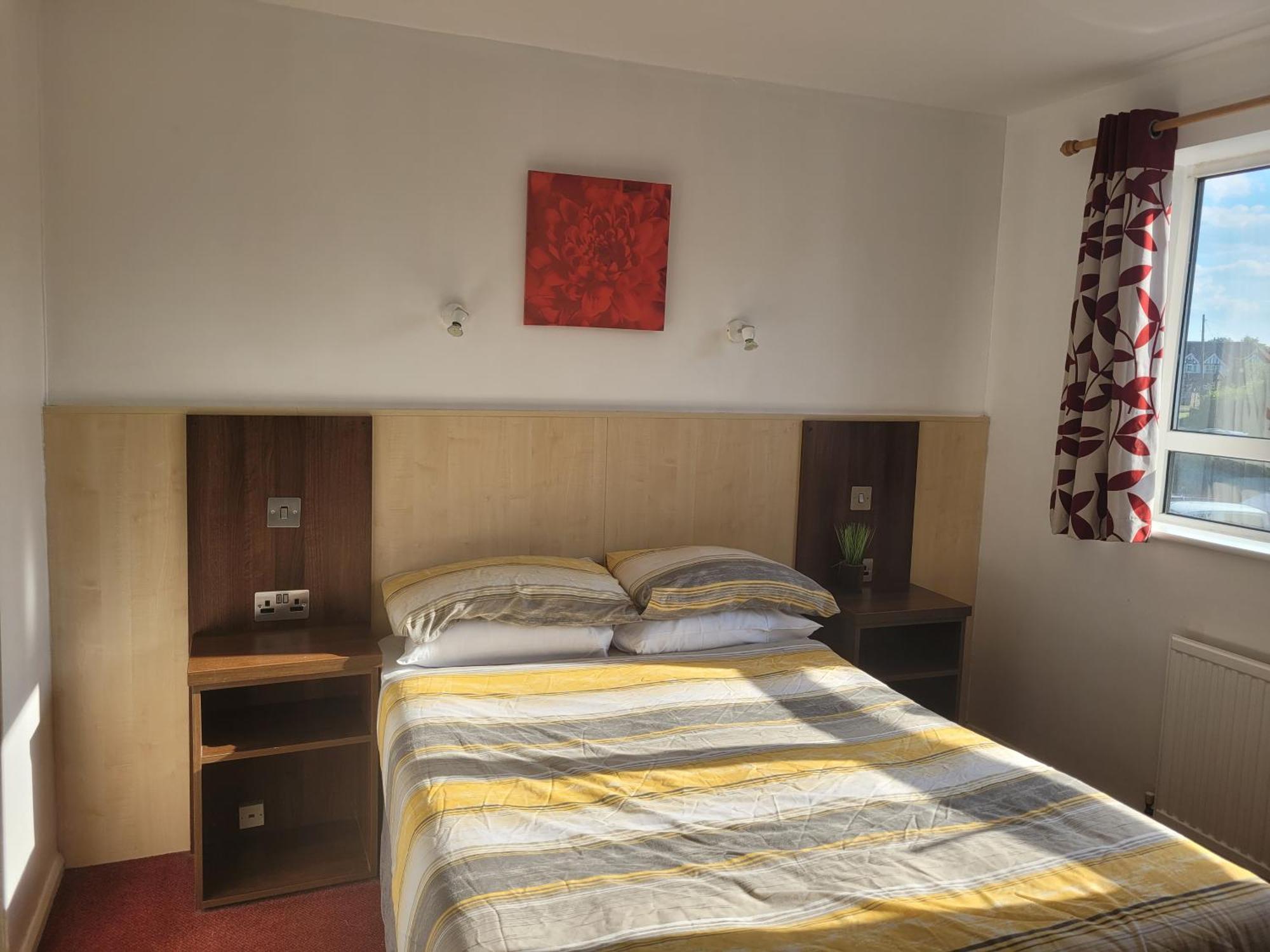 The Gatwick White House Hotel Horley Bagian luar foto