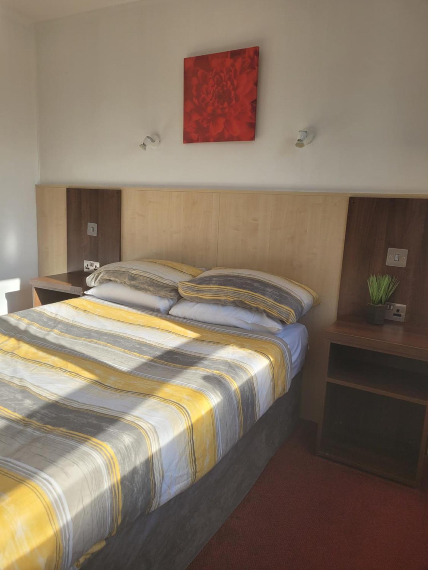 The Gatwick White House Hotel Horley Bagian luar foto