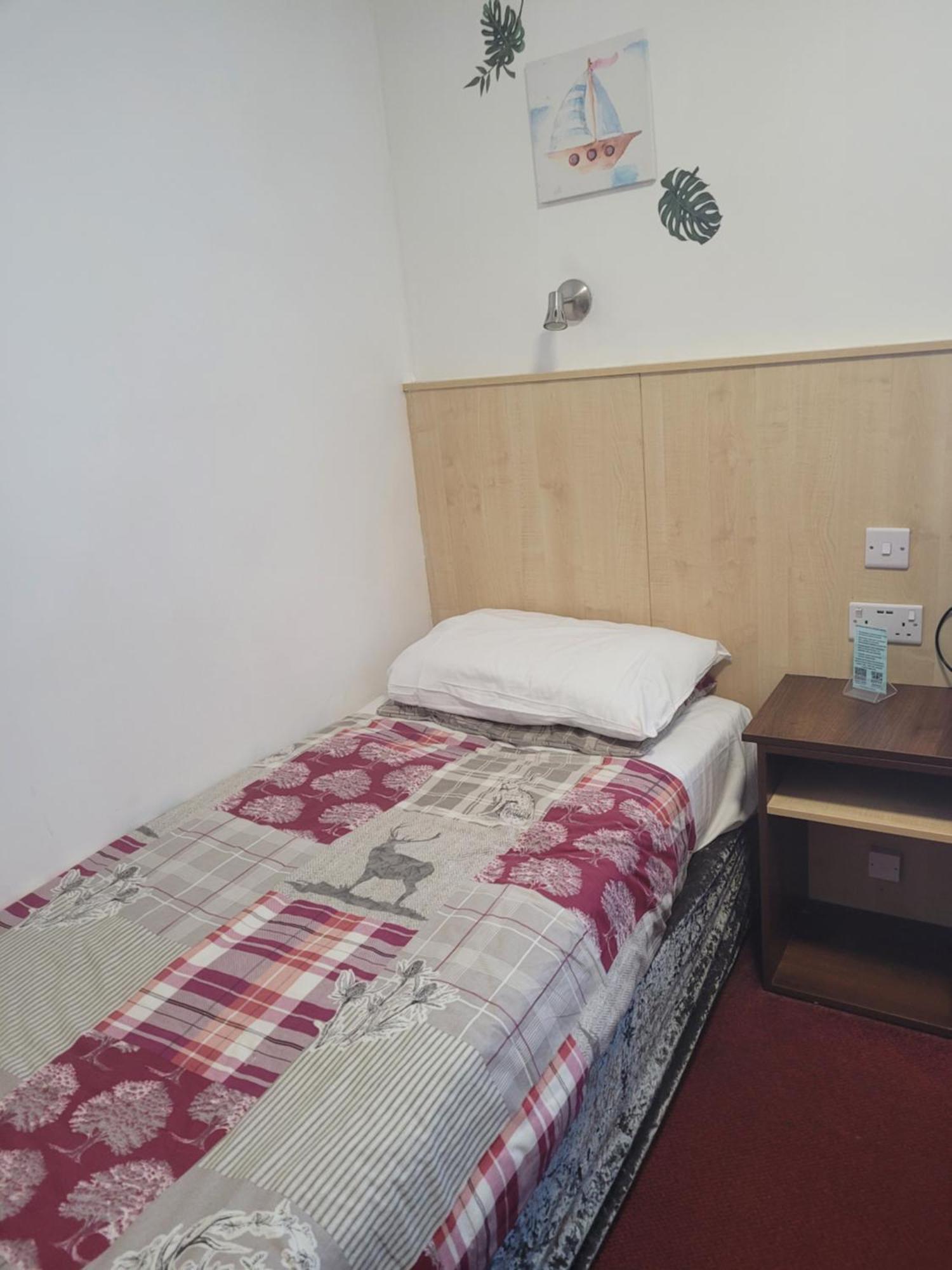 The Gatwick White House Hotel Horley Bagian luar foto