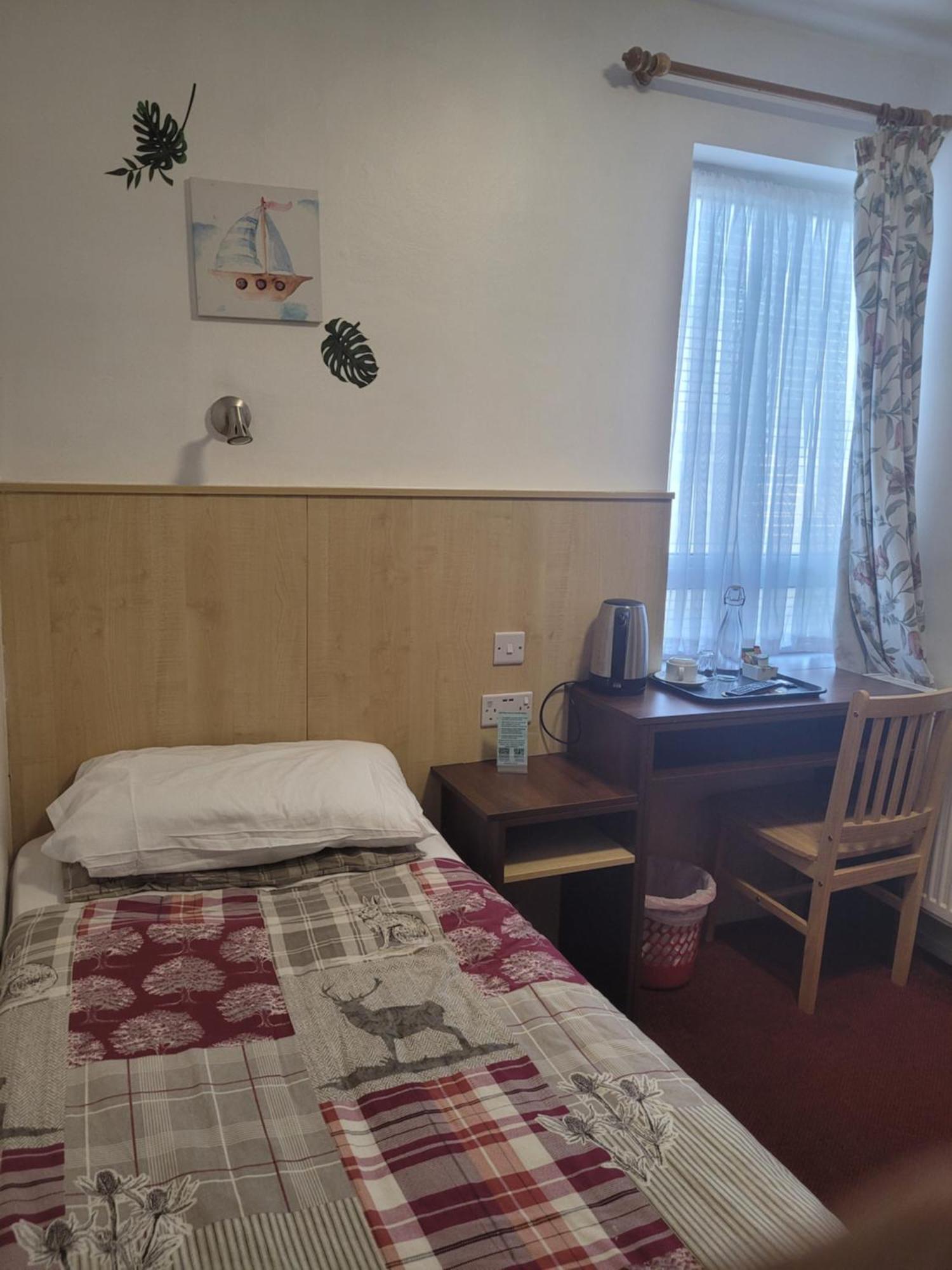 The Gatwick White House Hotel Horley Bagian luar foto