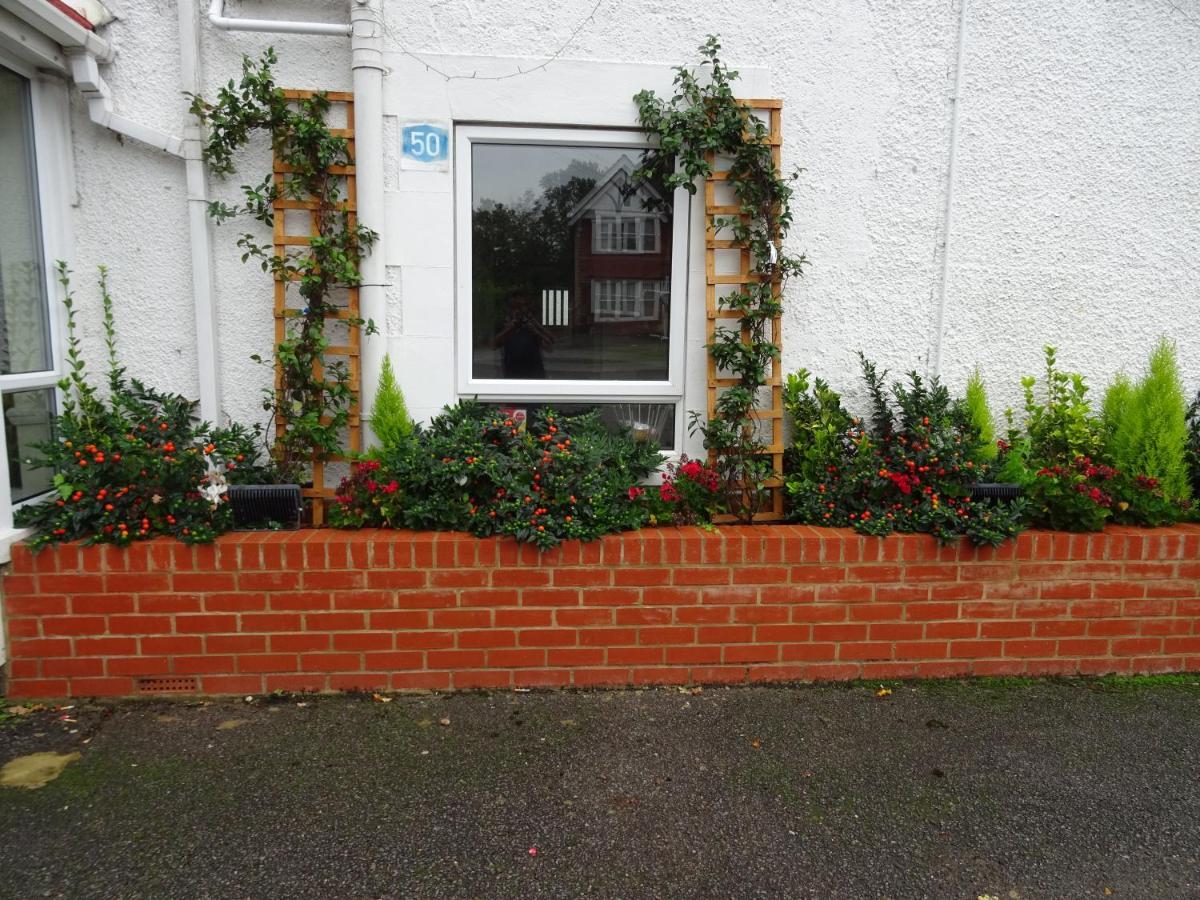 The Gatwick White House Hotel Horley Bagian luar foto